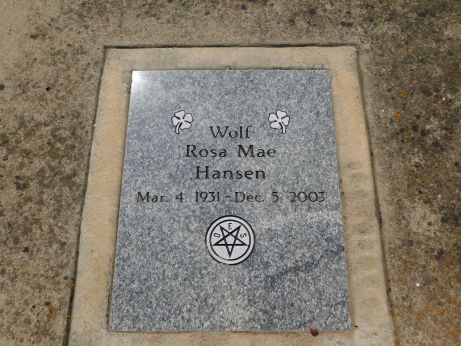 [Picture of Wolf Rosa Mae Hansen grave]